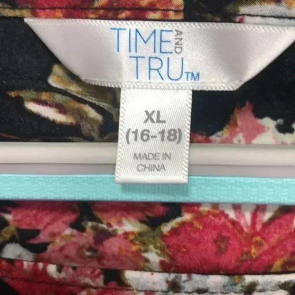 Time and tru plus size top/blouse‎ XL 16-18 black with floral - Picture 3 of 7